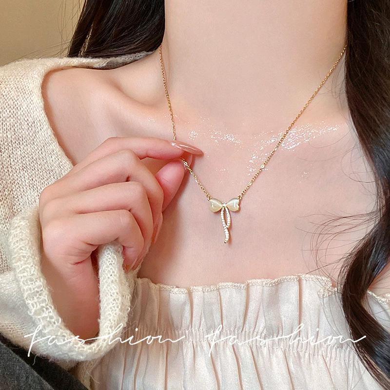 Elegant Pearl Necklace - Versatile Niche Design with Heart Pendant for Women