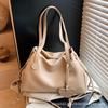 Модная сумка через плечо в стиле легкой роскоши женская 2025 новая высококлассная универсальная сумка под мышкой большой вместимости для поездок на работу