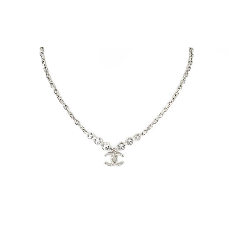 Chanel 21B серебряное ожерелье с двойным логотипом C и стразами для женщин