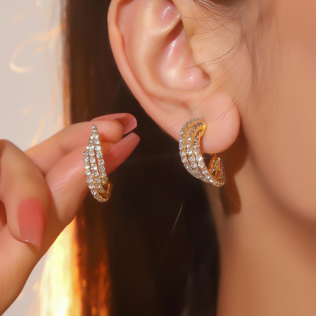 Модные серьги со стразами в форме буквы С. Маленькие серьги с блестящими бриллиантами. Элегантные трендовые серьги. Женские серьги.