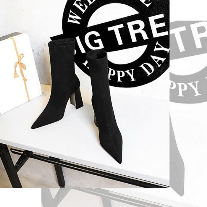 Сексуальные замшевые короткие сапоги на очень высоком толстом каблуке в европейском и американском стиле с острым носком, женские сапоги