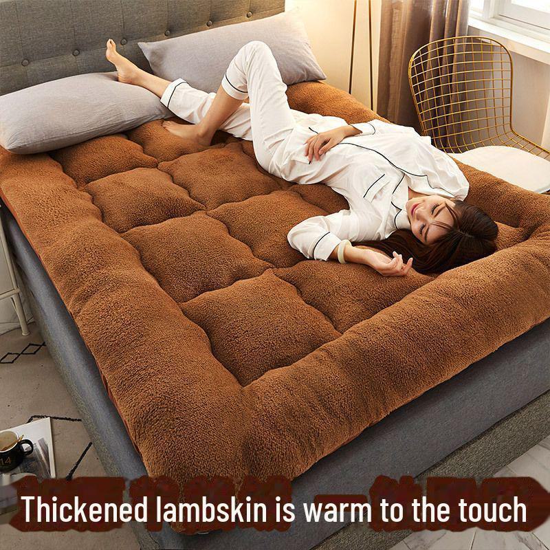 Толстая подушка-матрас из искусственной овчины для кровати в общежитии