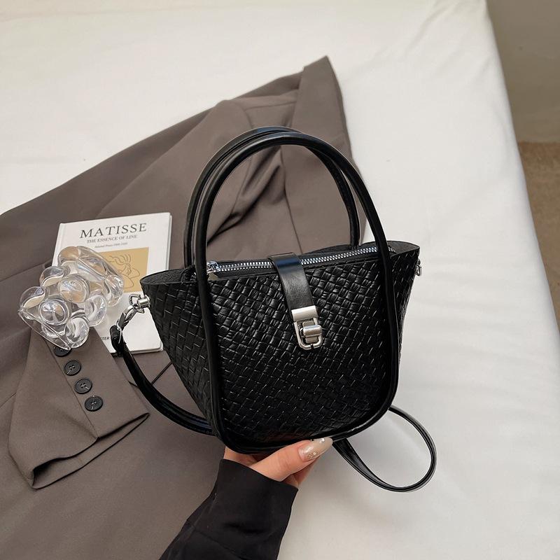 Niche Handbag Women's 2025 Summer New Korean Version Trend Bucket Bag Casual Simple Shoulder Messenger Women's Bag