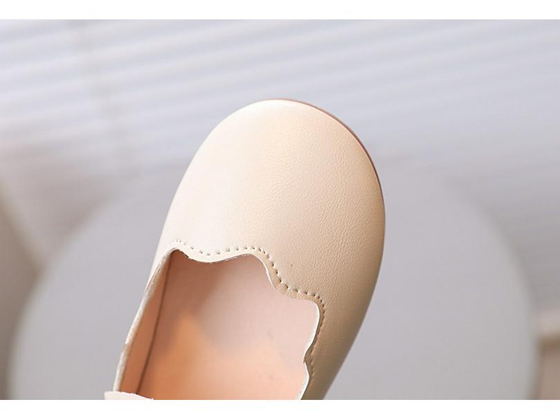 Туфли из кожи с квадратным носком и крупными жемчужинами для девочек, балетки принцессы и мягкие танцевальные туфли. Модная и стильная обувь для маленьких девочек.