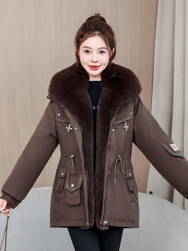 Pie overcome women's winter short style, big fur collar, waist closed and thickened plush liner jacket, multi-color spot.