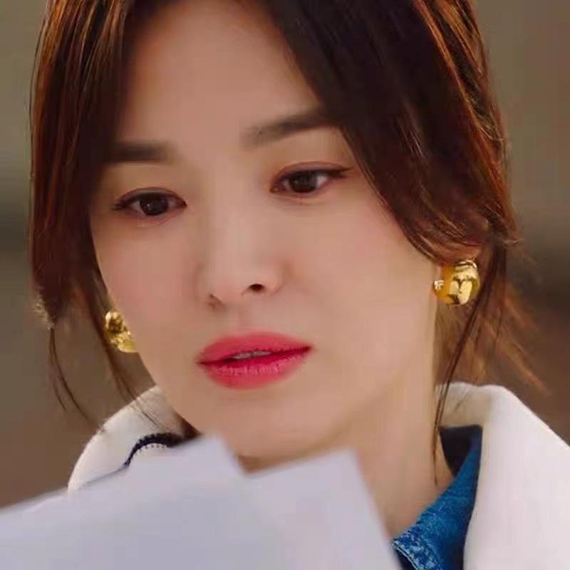 У Сон Хе Гё из корейской дорамы такие же гладкие сферические серьги-иглы из латуни с позолотой 925 пробы, серьги-гвоздики, французские серьги «Холодный ветер».