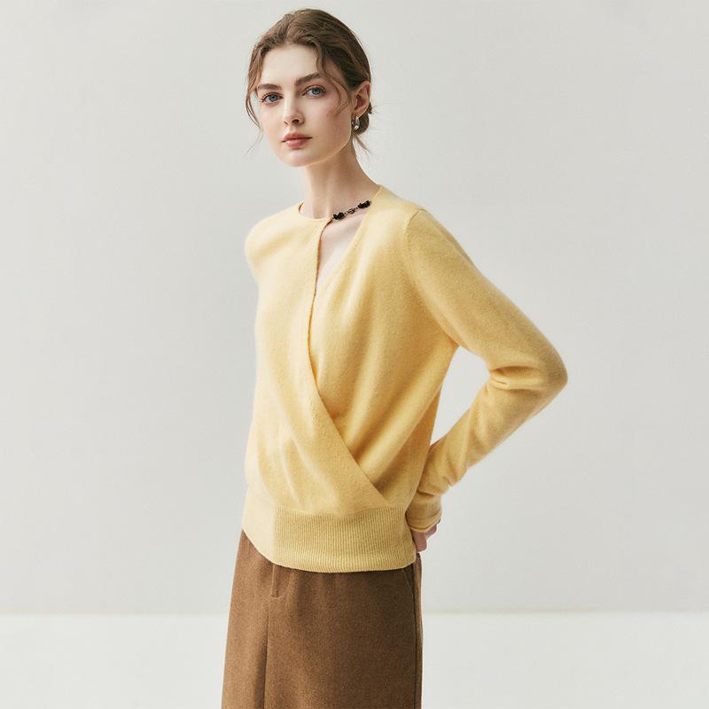 Женский асимметричный кашемировый свитер с перекрещенным воротником и подвернутыми манжетами – Элегантный вязаный базовый слой для осени/зимы