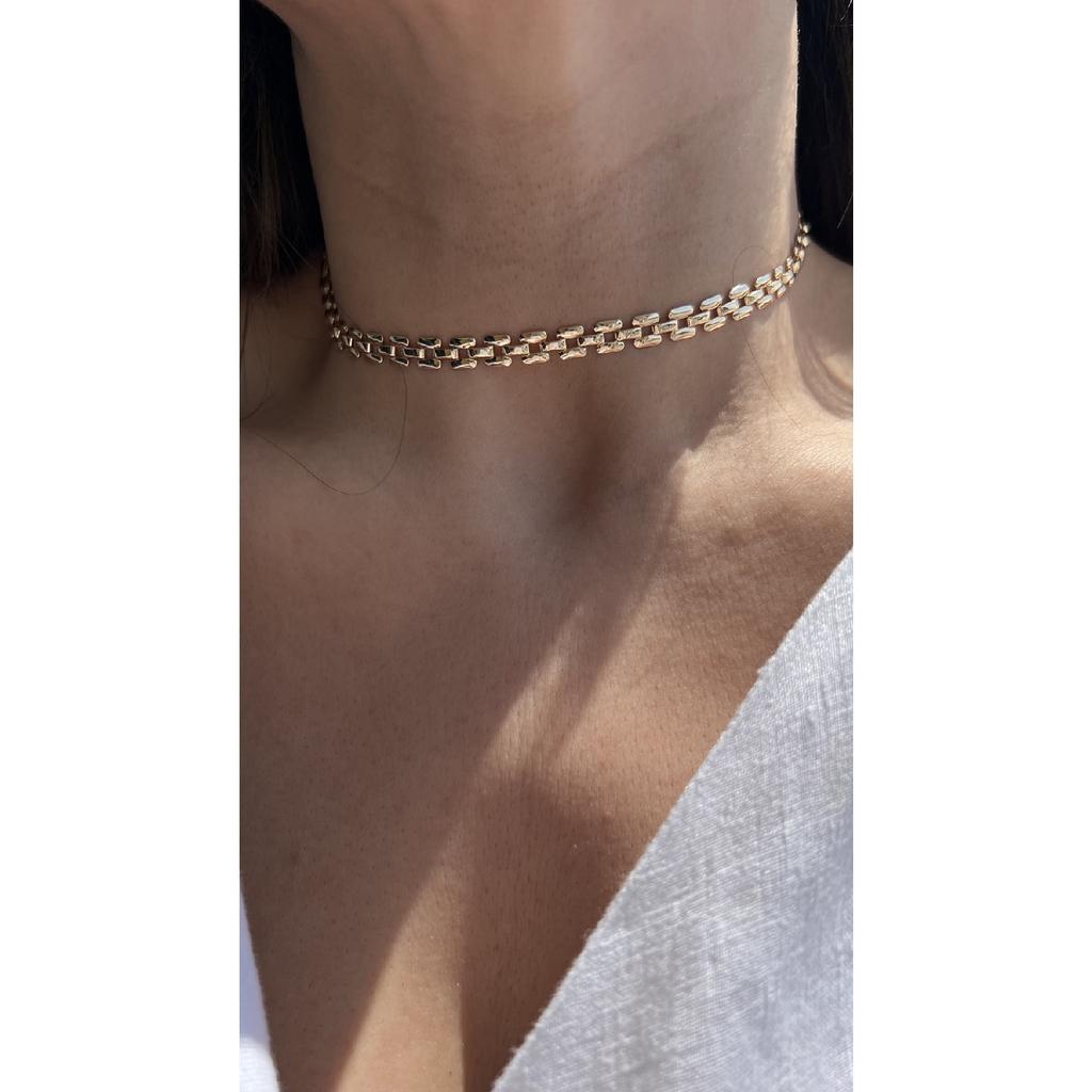 Золотое колье из тонкой соломки