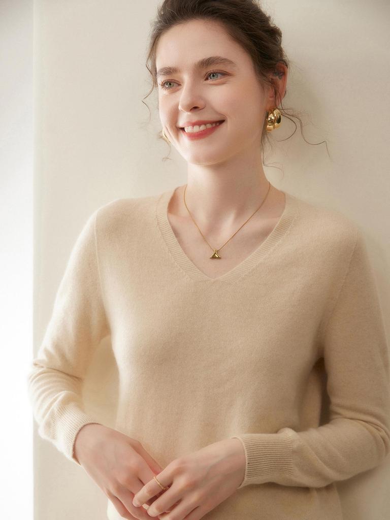 2025 Autumn/Winter Women's V-Neck Seamless Cashmere Sweater: Versatile Knitted One-Piece Pullover Base Layer