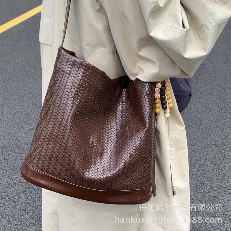 Ретро сумка большой вместимости для通勤, женская 2025 новая повседневная универсальная сумка на плечо, премиальная сумка-мессенджер, сумка-ведро