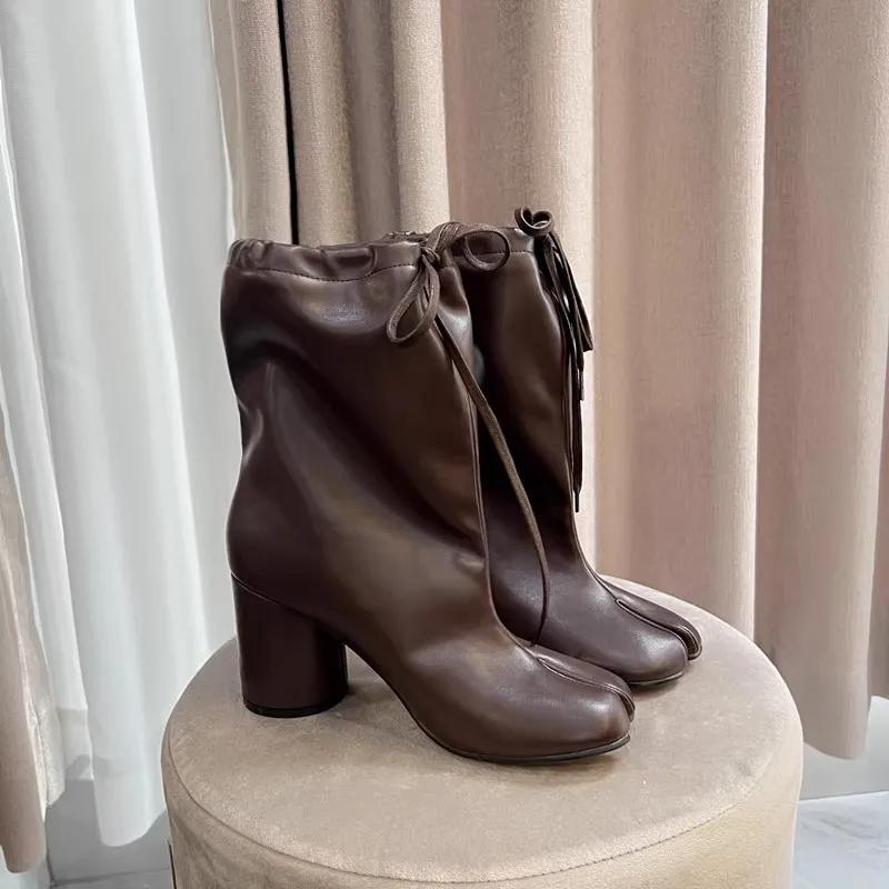 Новые ботильоны таби для женщин, на высоком каблуке, женские ботинки с раздвоенным носком, модные ботинки таби с широким голенищем на шнуровке, женская обувь с раздвоенным носком