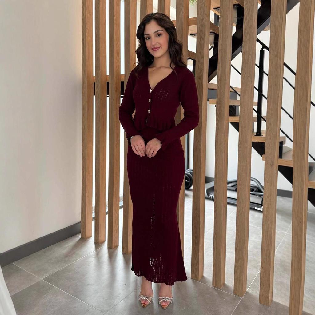 Женский вязаный комплект с V-образным вырезом и юбкой миди на осень 2025 года