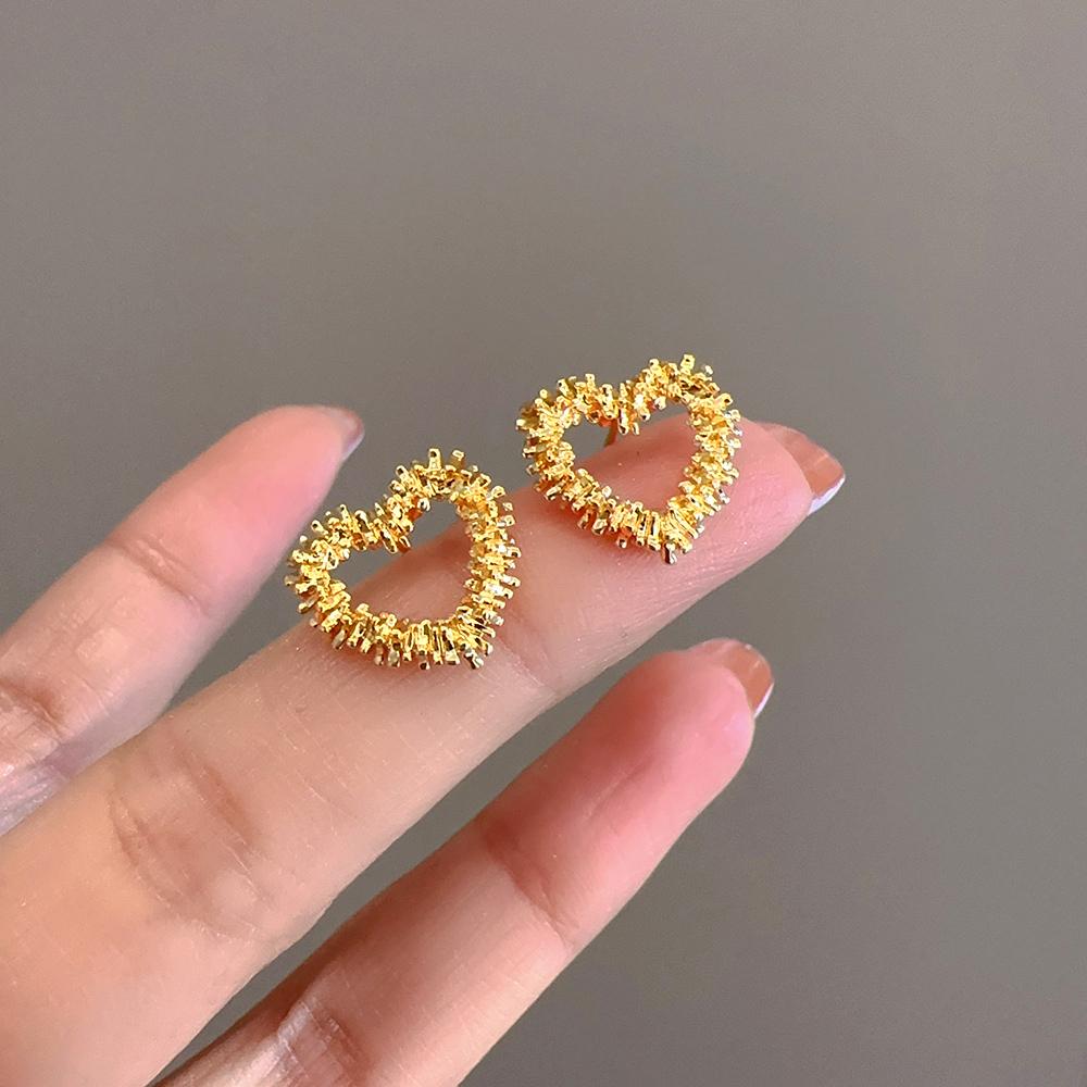 Sparkling Twisted Wave Metal Love Semicircular Earrings for Women New Fashion Shainy Heart Ear Jewelry Party Luxury Accessories