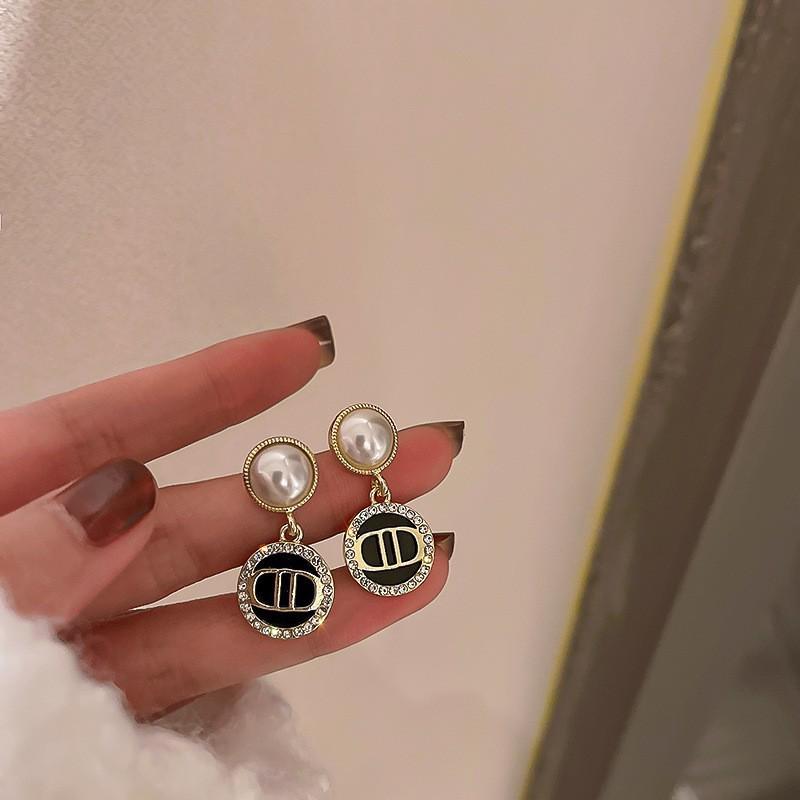 Циркониевые золотые серьги-каффы с буквой D: Женские серьги-пусеты класса люкс с универсальным нишевым дизайном.