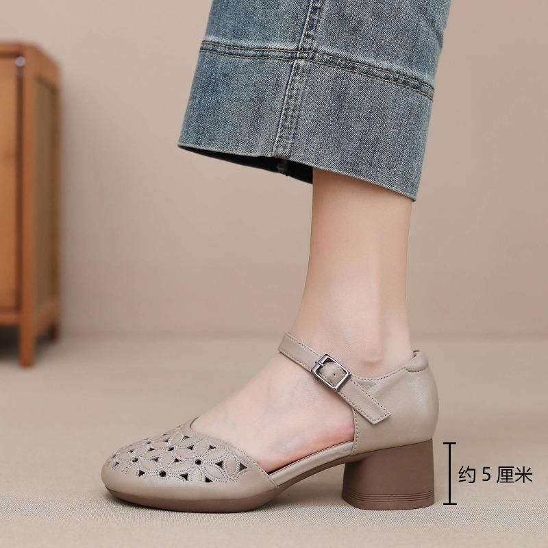 Новые летние сандалии с открытым носком, женские, из мягкой коровьей кожи, на мягкой подошве, на толстом каблуке, с полым дизайном, расшитые, с закрытым носком, на среднем каблуке