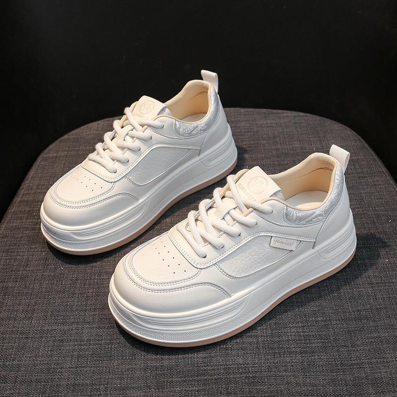 Модная универсальная маленькая белая обувь женская обувь на платформе с увеличением высоты кеды 2025 осень новая универсальная повседневная спортивная обувь