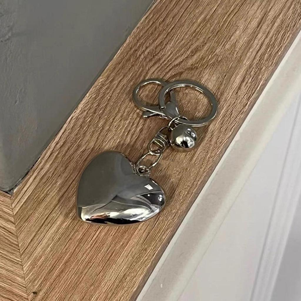 Exquisite Heart Keychain Big Hearts Bag Pendant Alloy Material Keyrings Perfect for Car Keys Bag Backpack Decoration