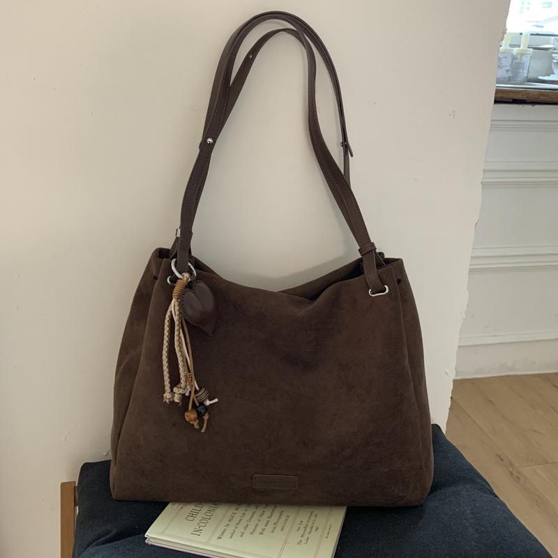 Вместительная ретро-сумка женская осенне-зимняя универсальная 2025 новая повседневная на плечо подмышку сумка-тоут для поездок на работу