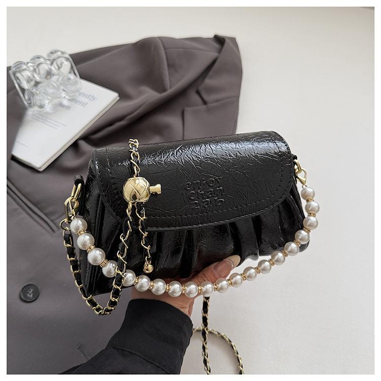 Нишевый дизайн популярная сумка женская 2025 новая мода жемчужная портативная на плечо под мышку плиссированная сумка-мессенджер на цепочке