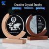 Креативный хрустальный кубок 2025 года с основанием из массива дерева - Персонализированная награда для компании, школы или мероприятия