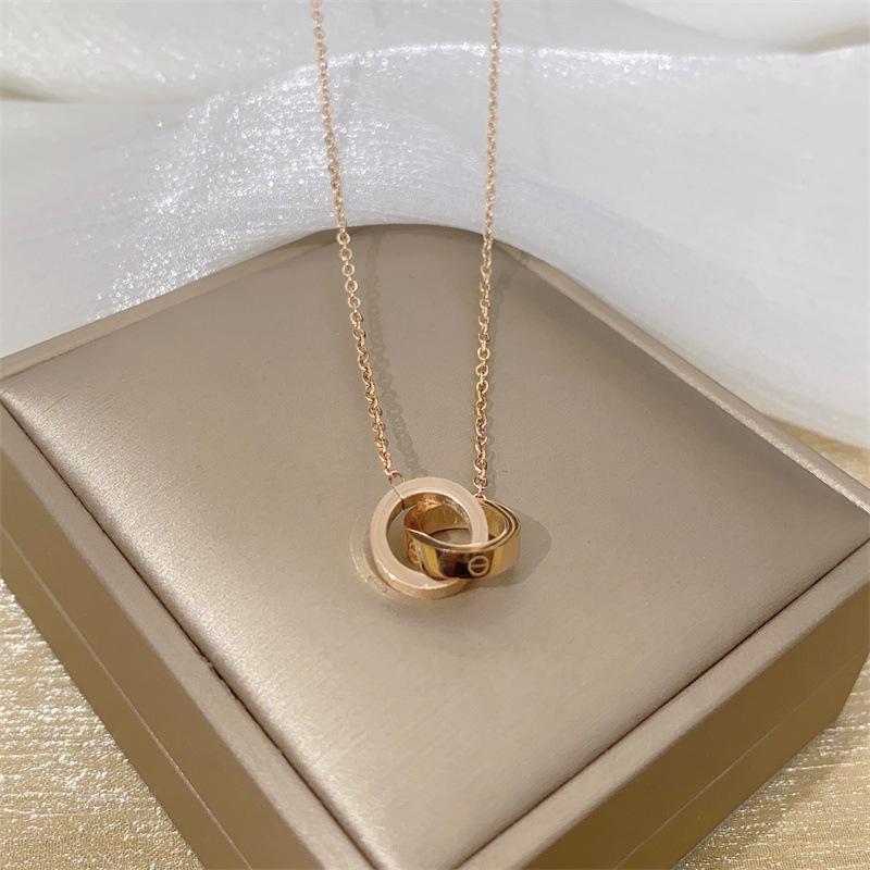 Элегантное стойкое к выцветанию колье из розового золота 18 карат с подвесками в виде лебедя и четырехлистника