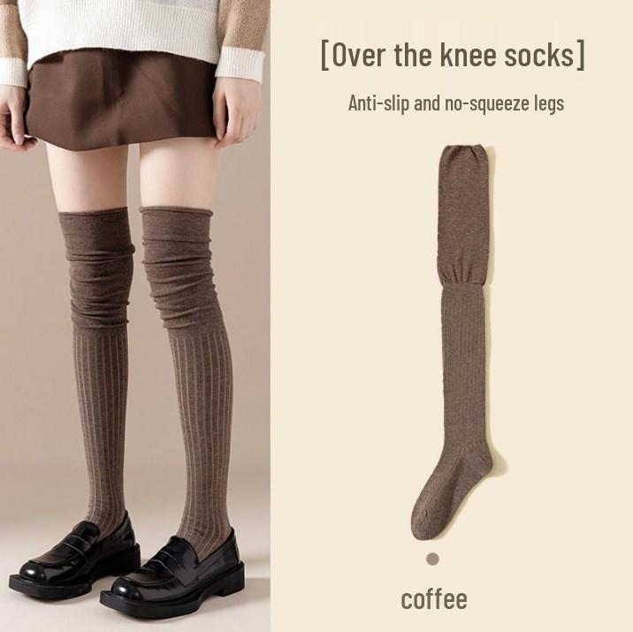 Белые носки до середины икры с черной сборкой и носки-гольфы до колена