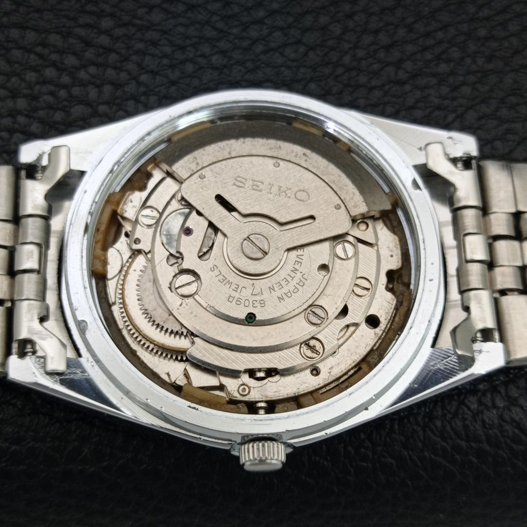 ЯПОНСКИЕ ВИНТАЖНЫЕ ОТРЕМОНТИРОВАННЫЕ МУЖСКИЕ АВТОМАТИЧЕСКИЕ ЧАСЫ SEIKO 5 С ЧЕРНЫМ ЦИФЕРБЛАТОМ a443987-1