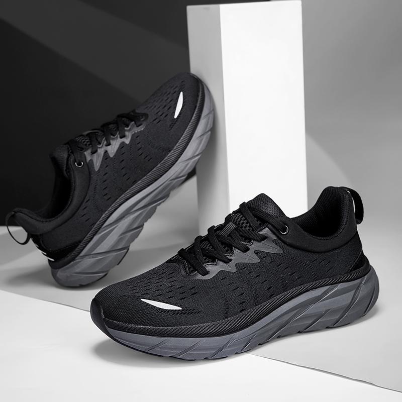 Single tail goods are breathable, leak picking, shock absorption, platform-soled sports shoes, and running shoes are withdrawn from the cabinet.