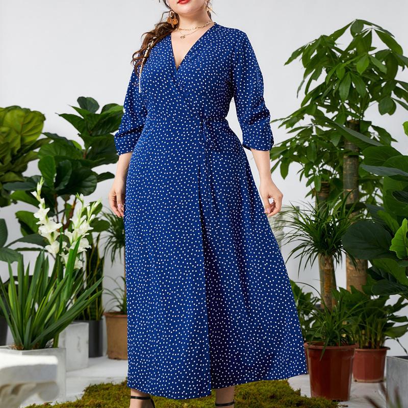 Платье с V-образным вырезом и цветочным узором в горошек на талии. Осеннее платье размера плюс.