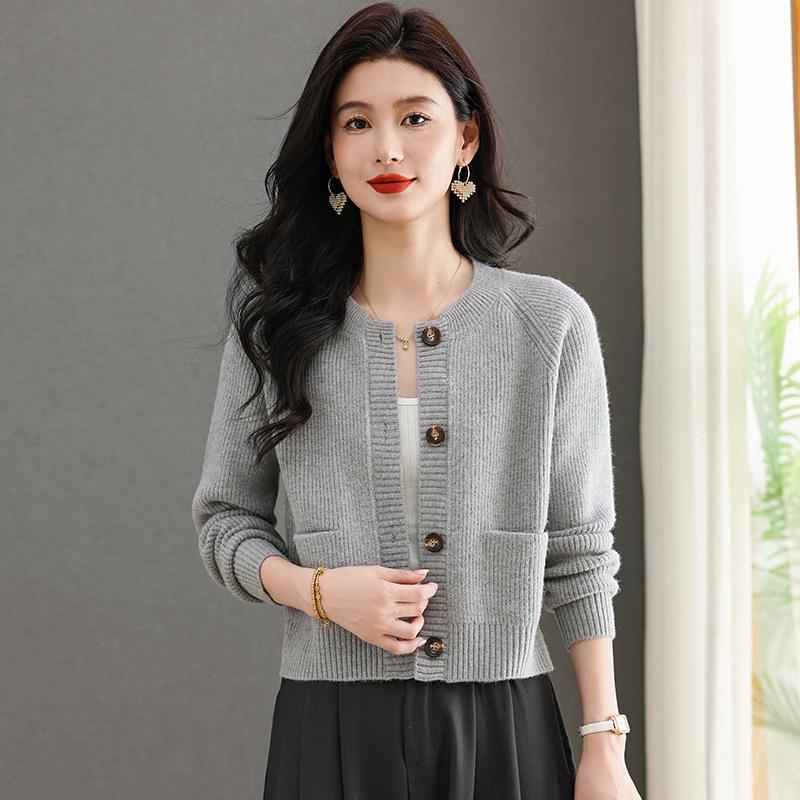 Женский трикотажный кардиган с круглым вырезом и юбка в тон - однотонный, коллекция осень/зима