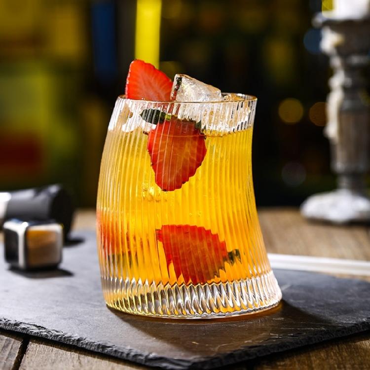 Стакан для напитков и соков Модная изогнутая форма Стеклянный стакан Кружка для кофе Прозрачная ребристая посуда для напитков для вечеринок Мероприятий