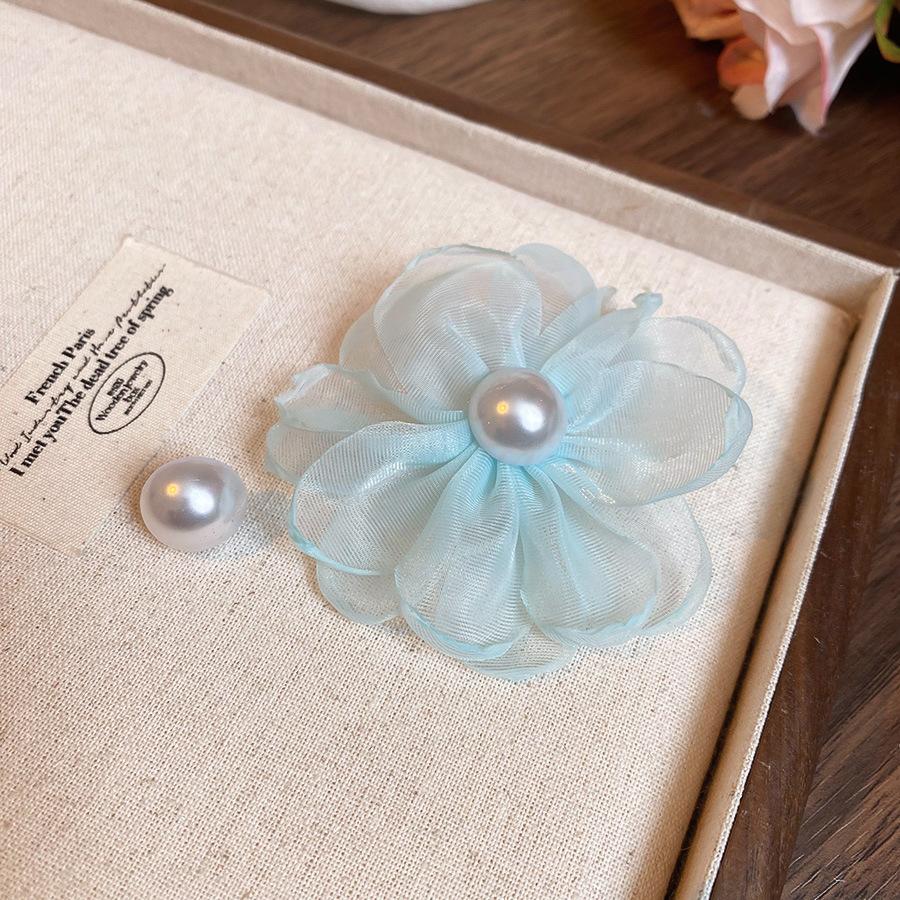 Серьги-гвоздики из ткани в виде цветка «Серебряная игла» со стеклянной бахромой, средние, с антикварным темпераментом, дизайнерские, нишевые