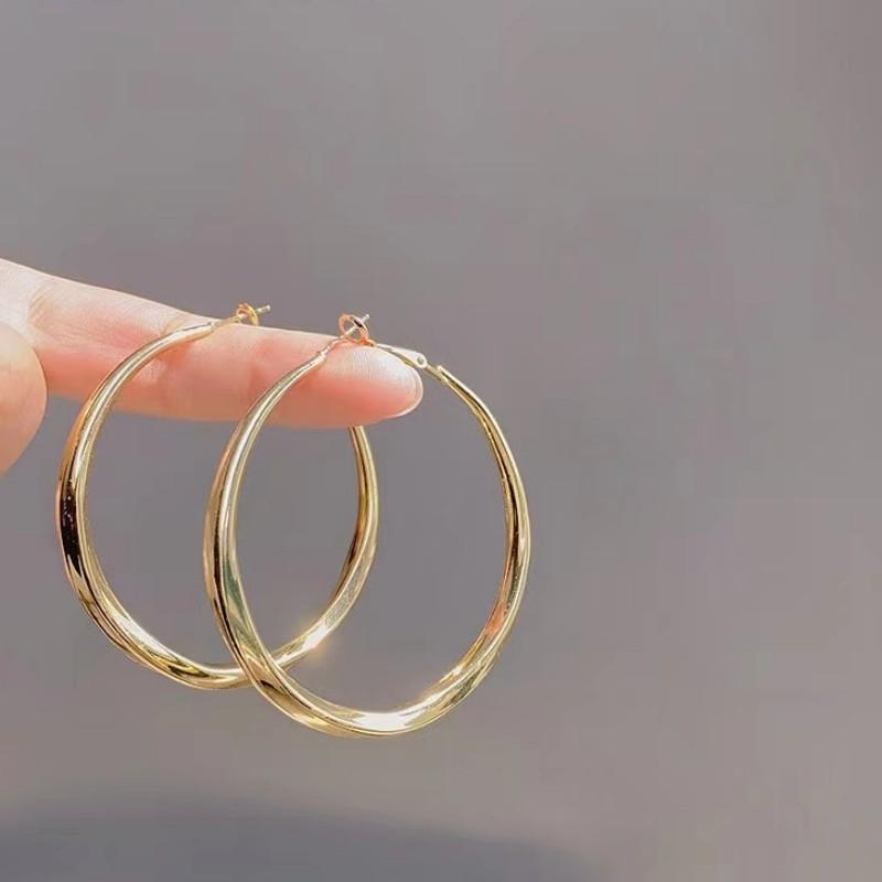 European and American fashion high-end atmospheric earrings trendy cool earrings versatile personalized party big earrings exquisite commuter earrings