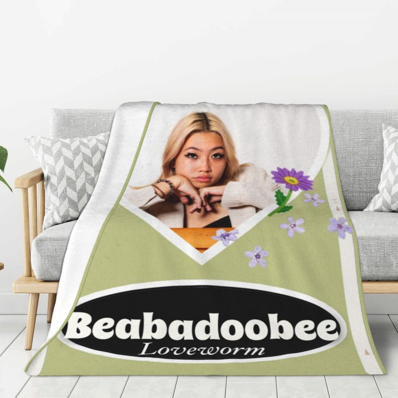 Персонализированные одеяла с изображением британской певицы Beabadoobee, теплые фланелевые пледы для дома, дивана, офиса, путешествий