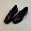 Le Fu Shoes Женские 2026 Ретро Британский Стиль Круглый Носок Заклепка Складки Толстый Каблук Кожаные Туфли Женские