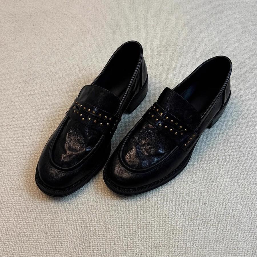 Le Fu Shoes Женские 2026 Ретро Британский Стиль Круглый Носок Заклепка Складки Толстый Каблук Кожаные Туфли Женские