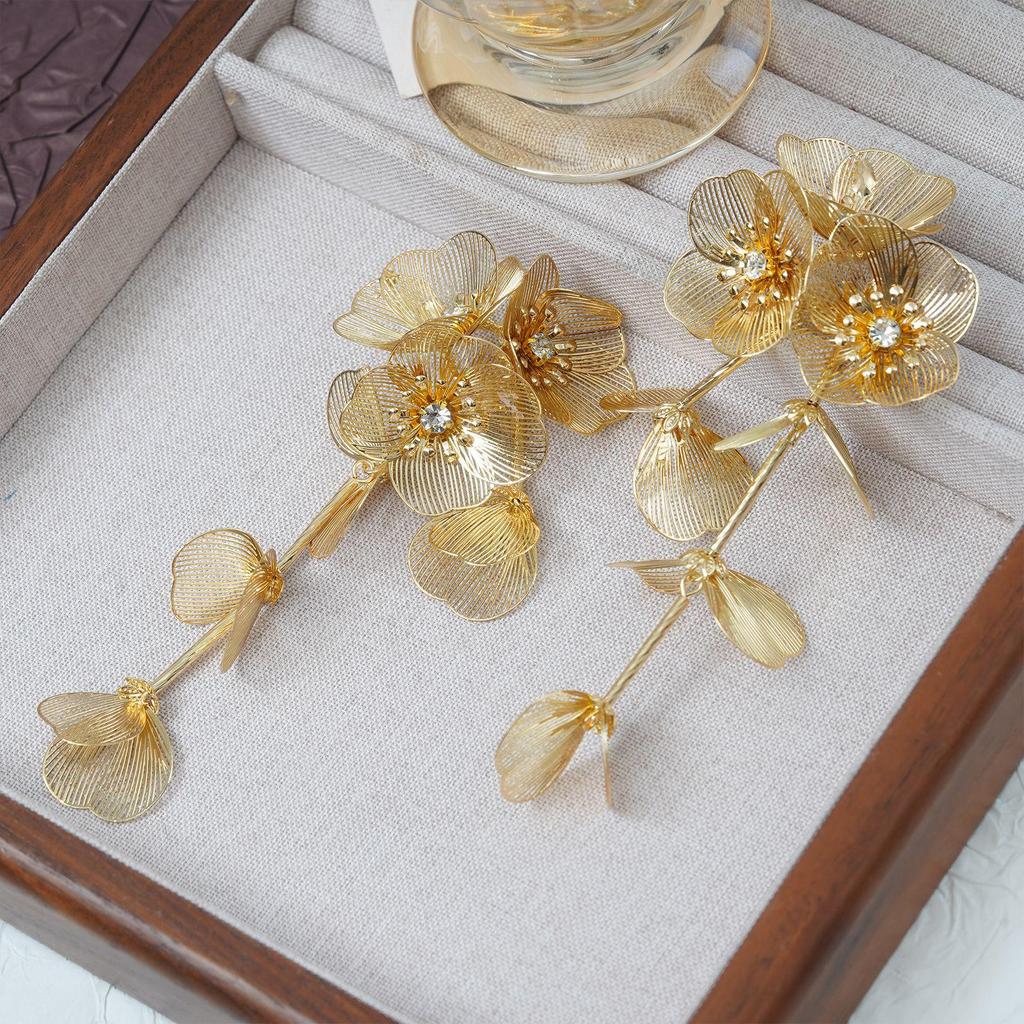 Серебряные серьги-кисточки с кристаллами в виде рыбьего хвоста: Преувеличенный дизайн цветка для стильного вида.