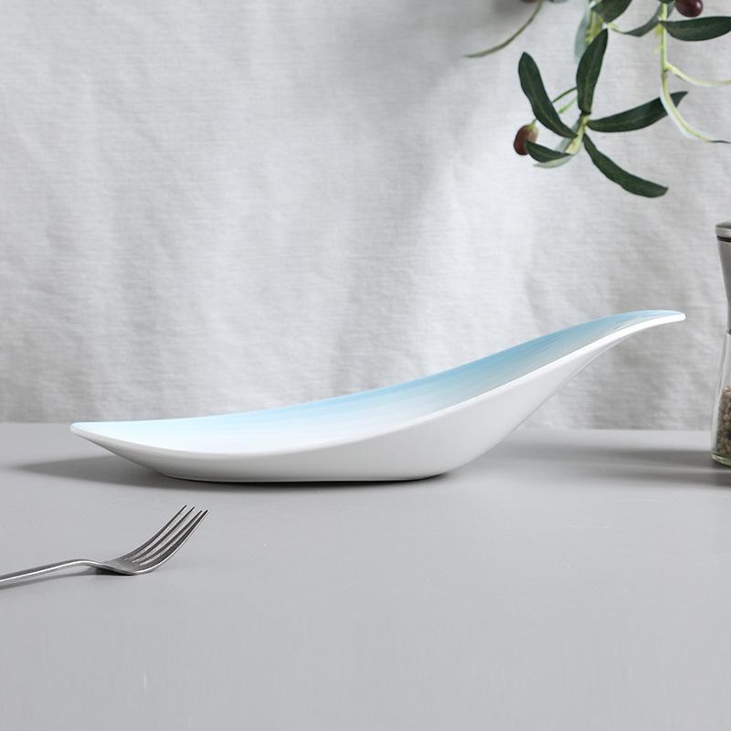 Керамическая тарелка в форме листа, простая подглазурная цветная полоска, специальная тарелка, тарелка для закусок в гостинице, дома, гурманская креативная посуда