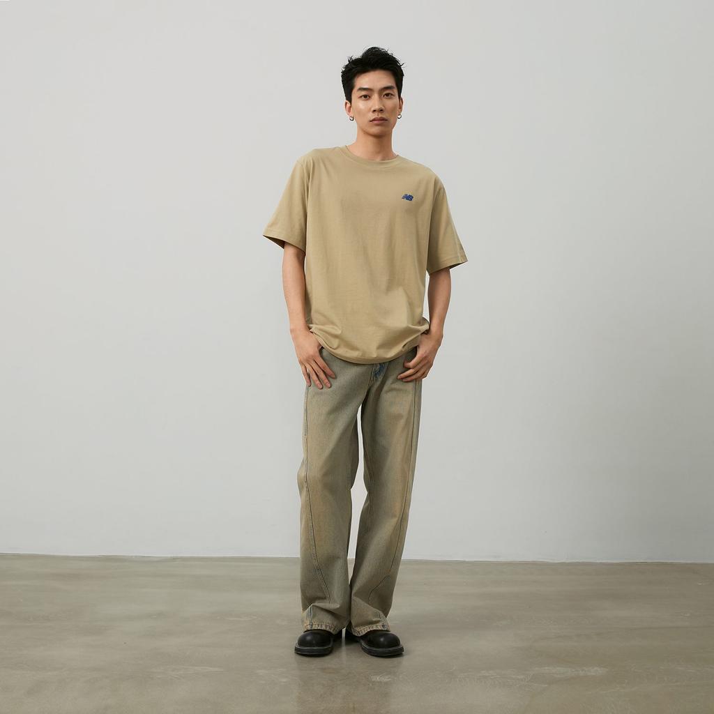 New Balance X PK SHEJISHILIANMINGKUAN Привлекательность Образ жизни Коллекция Иллюстраций Футболка Унисекс Хаки NEE26121-LB