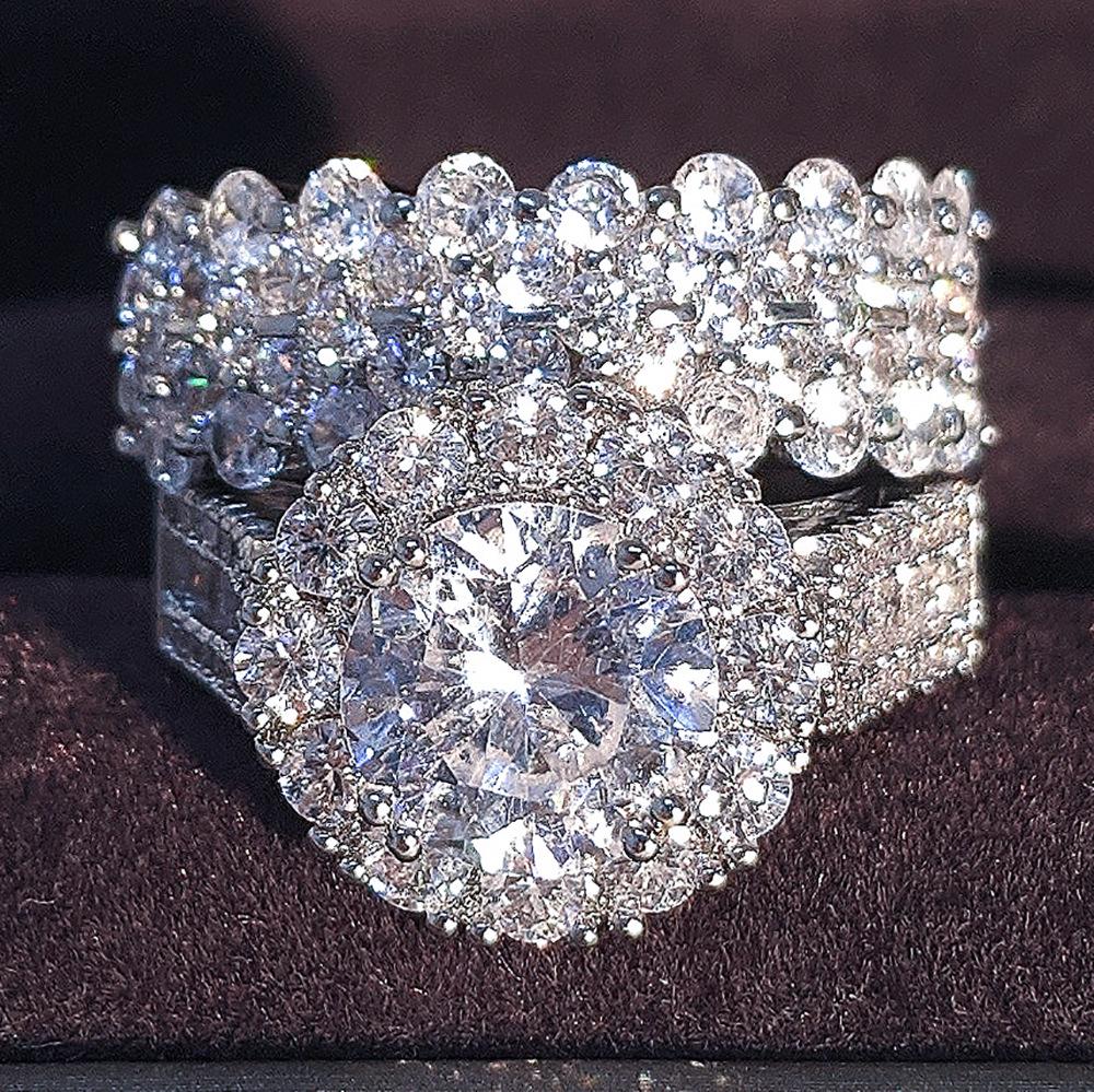 Женское комбинированное кольцо с микропаве из бриллиантов