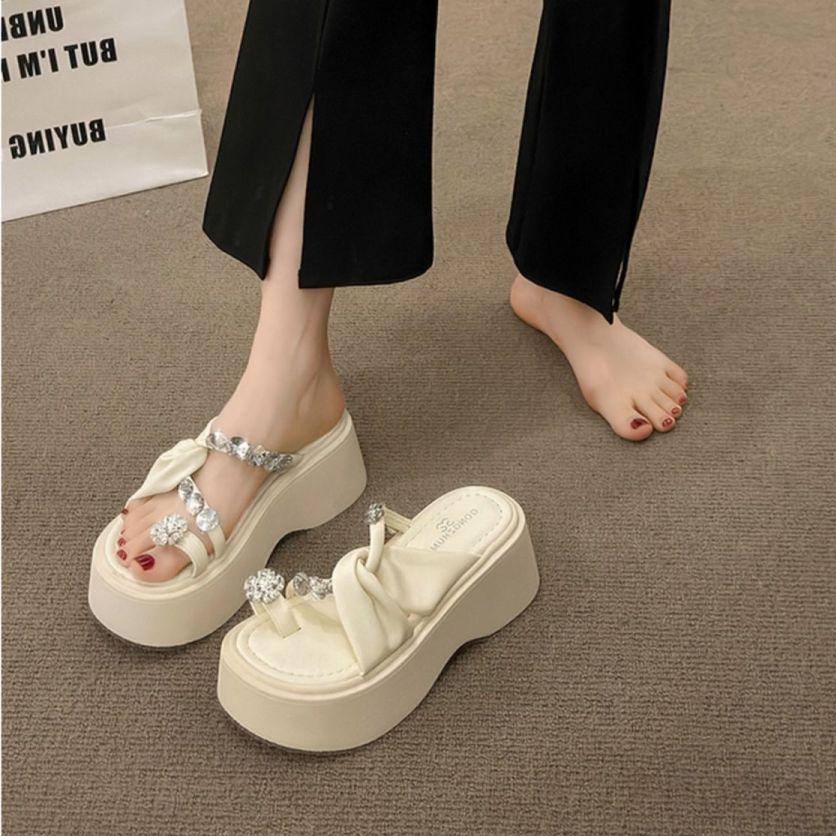 Сандалии женские верхняя одежда лето 2024 новые маленькие на толстой подошве высокие каблуки со стразами покрытие носка классные тапочки увеличивающие рост обувь