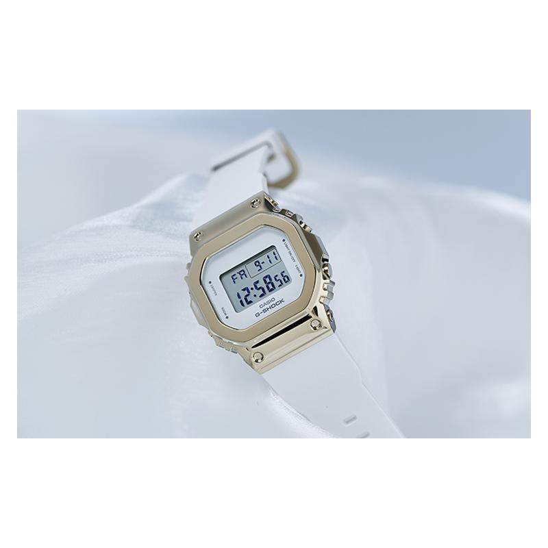 Casio G-SHOCKWOMEN Металлические Элементы Ретро Маленький Квадратный ЖК-Дисплей Ударопрочный Водонепроницаемый Механизм Кварцевый Механизм Ремешок из Смолы Японский GM-S5600G-7PRD