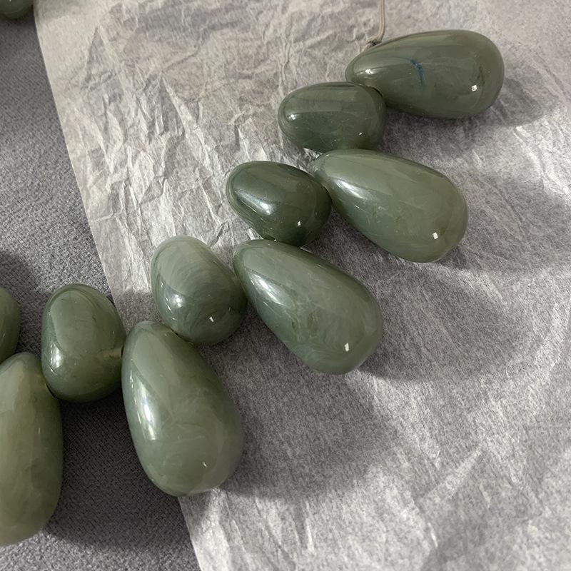 Стильное ожерелье из смолы в форме капли с бусинами - европейский и американский дизайн