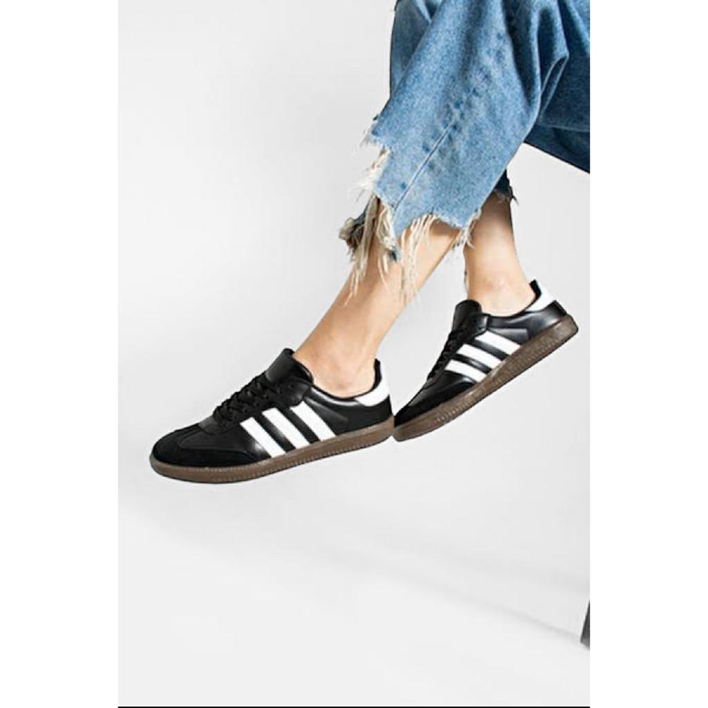 Бело-черные спортивные туфли унисекс в полоску на плоской подошве со шнуровкой