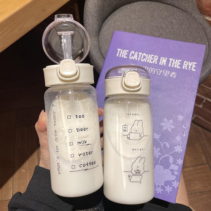 Бутылка для воды с изображением мультфильма и соломинкой, симпатичная пластиковая бутылка для питья, портативная герметичная посуда для питья молока, кофе, чая