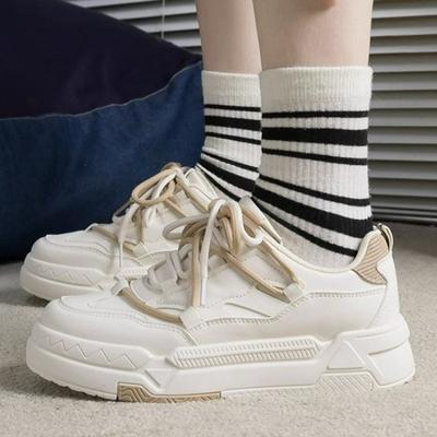 Мода Новые женские кроссовки Белые платформенные спортивные туфли Женские плоские повседневные туфли Дышащие на шнуровке Теннисные вулканизированные туфли