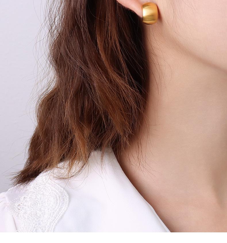 Бренд Модные Минималистичные Серьги-пусеты C-образной формы Темперамент из титановой стали с покрытием 18-каратным золотом F182.