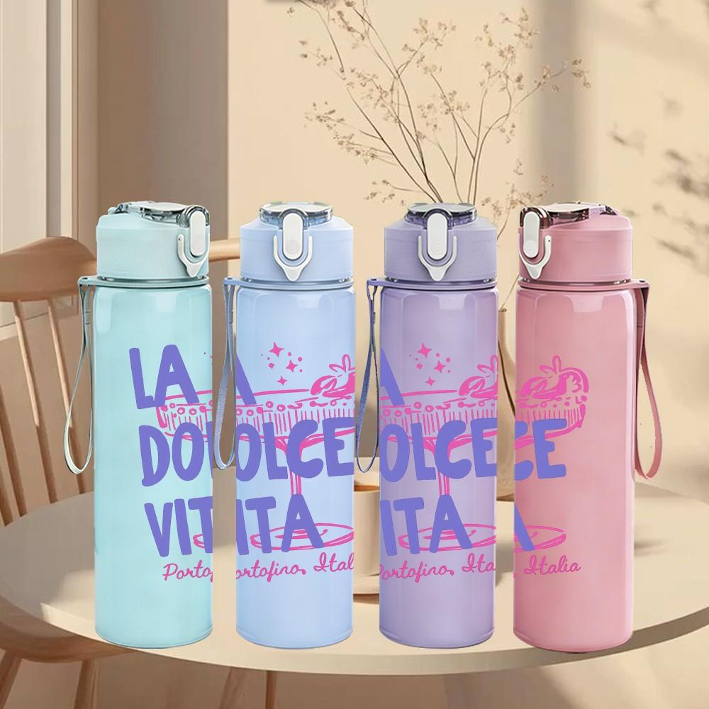 1PC La Dolce Vita Purple Text Print 750ml Color Plastic Sports Water Bottle Leakproof Flip Straw Lid Suitable for Sports Office Home Use