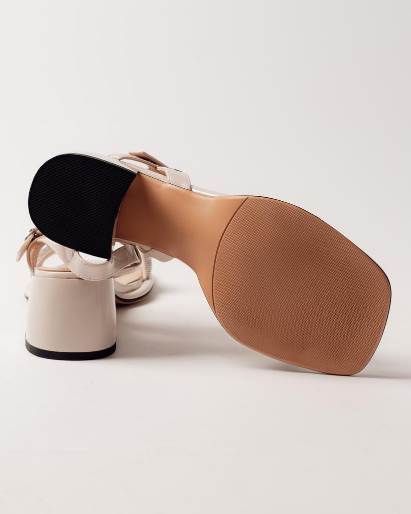 Босоножки на каблуке пряжка стразы Aifоrmaria 626140 36 бежевые лаковая кожа