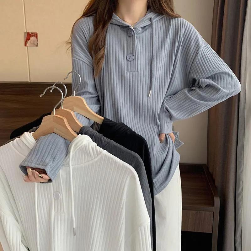 Плюс размер футболка женская с капюшоном осенняя женская маленькая пуговица с v-образным вырезом и длинными рукавами нижняя рубашка сто свободных повседневных топов